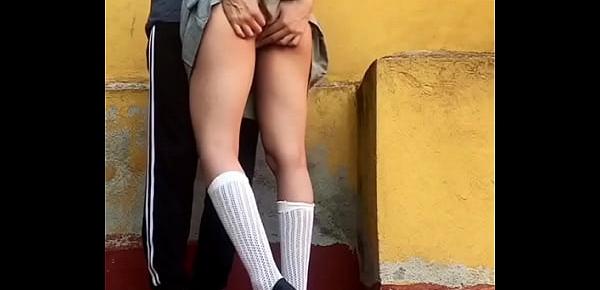  ADOLESCENTES ESTUDIANTES COGEN en PUBLICO, En el PATIO de ATRÁS de la ESCUELA Antes de la Cuarentena, COLEGIALA MEXICANA Se COME TODO EL SEMEN, LE DEJA BIEN LIMPIA LA VERGA